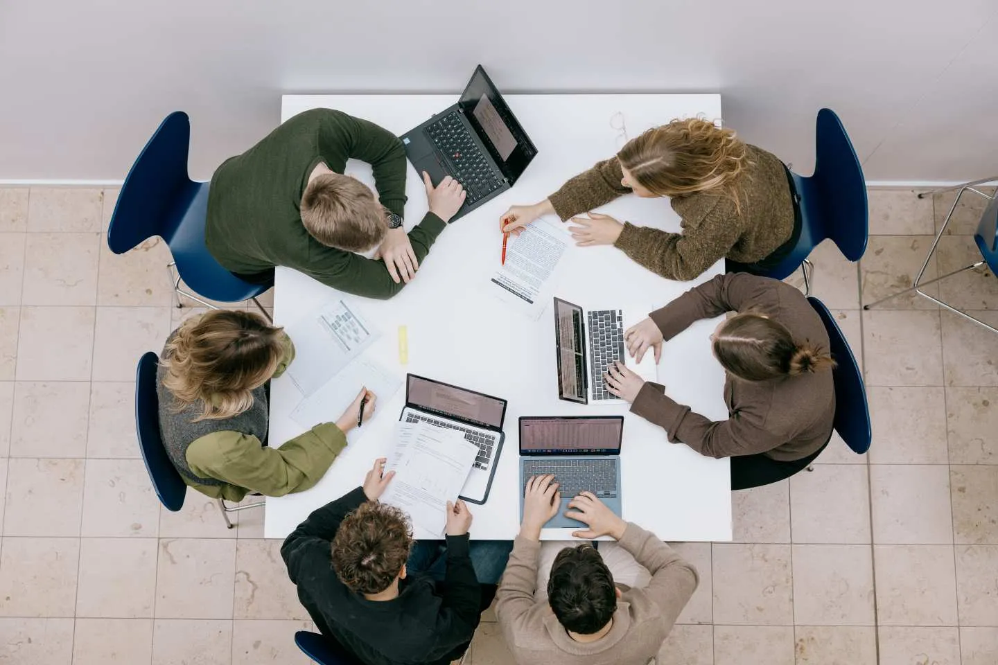 Students working at AU