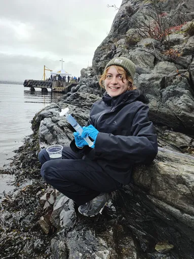 Collecting water samples during the field trip to the Oslo fjord. Photo: Carla Ndombo Njoya