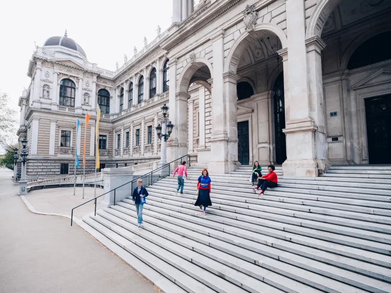 People standing infront of the University of Vienna main entrance