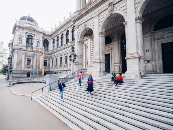 People standing infront of the University of Vienna main entrance
