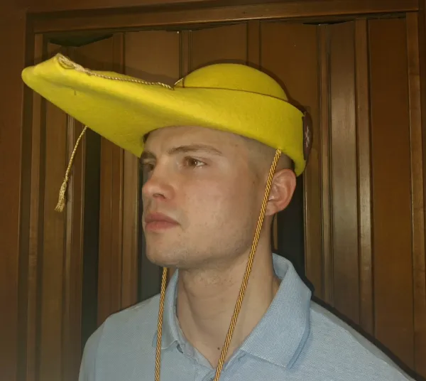 One hat, one story: the feluca of Pisa students 